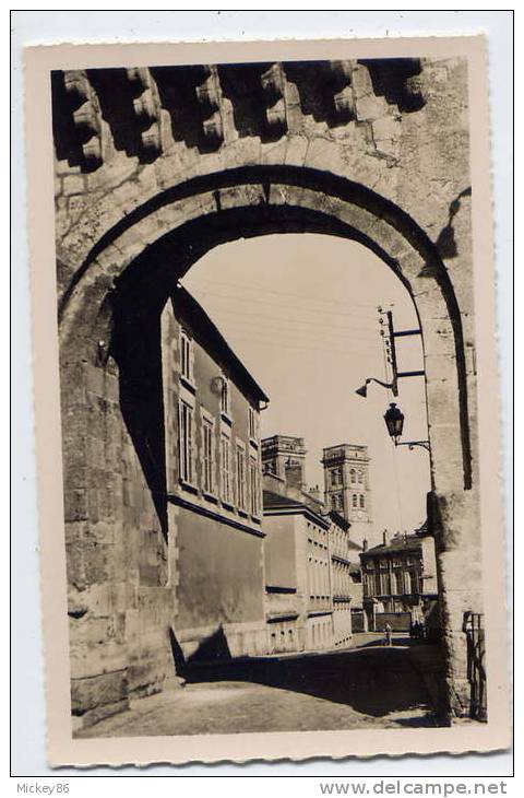 VERDUN--La Porte Chatel  Et La Cathédrale  , Cpsm 9 X 14 N° 2  éd Réant - Verdun