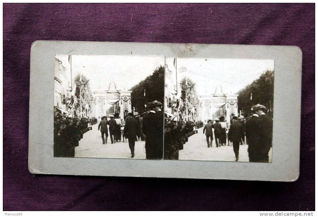 Double Vue Stéréo : Fête Défilé Dans Rue &amp; Femme à La Pêche  - Cicra 1898 - Carte Stéréoscopique Stereoview - Photos Stéréoscopiques