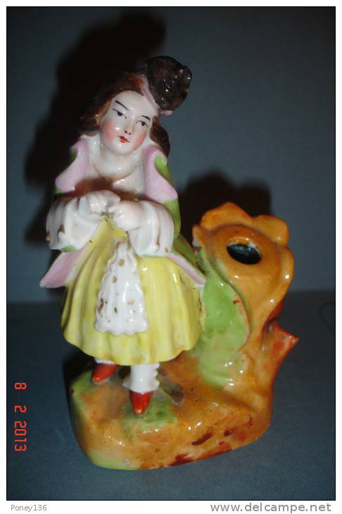 Encrier Porcelaine  à Priori Allemande H:13,5 Cms Petit Manque Porte-plume Et Bout De Doigt ,petit Eclat Socle .XIX ème - Encriers