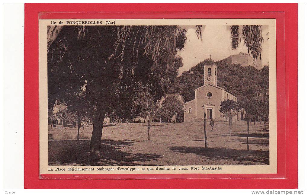 PORQUEROLLES(83)/ILE De PORQUEROLLES/La Place Délicieusement Ombragée D'eucalyptus Et Que Domine Le Vieux Fort Ste-Agath - Porquerolles