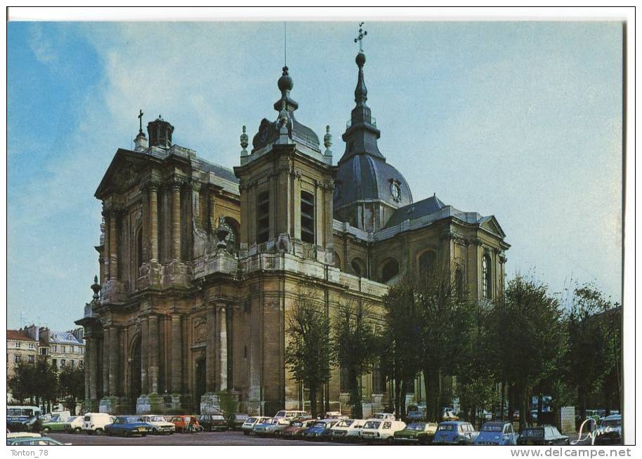 CPSM/CPM FORMAT ACTUEL  -  VERSAILLES  -  L' ÉGLISE SAINT-LOUIS  AVEC PARKING VOITURES - Versailles