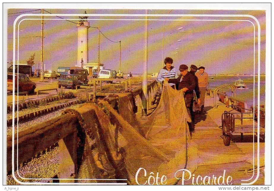 REF 110 - CPSM 80 REGARD SUR LA COTE PICARDE Pecheur Réparant Son Chalut Sur Le Port Du Hourdel - Andere & Zonder Classificatie