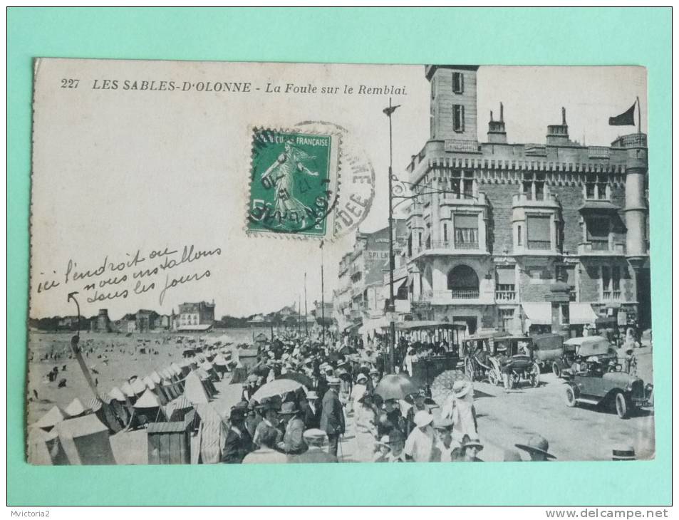 Les SABLES D'OLONNE - La Foule Sr Le Remblai - Sables D'Olonne