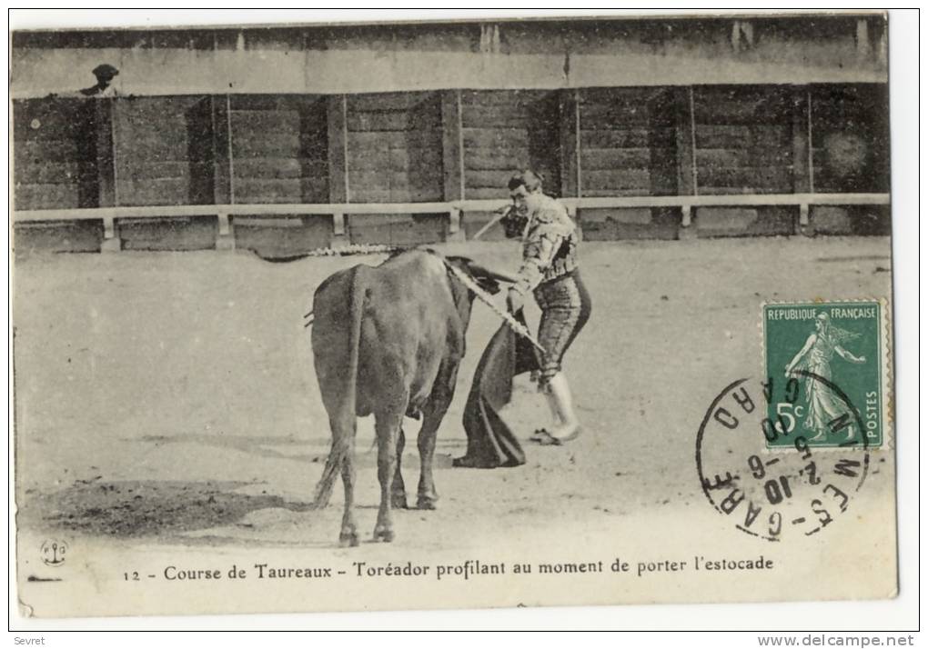 Série Course De Taureaux  F G. N° 12 - Toréador Profilant Au Moment De Porter L'estocade - Corridas