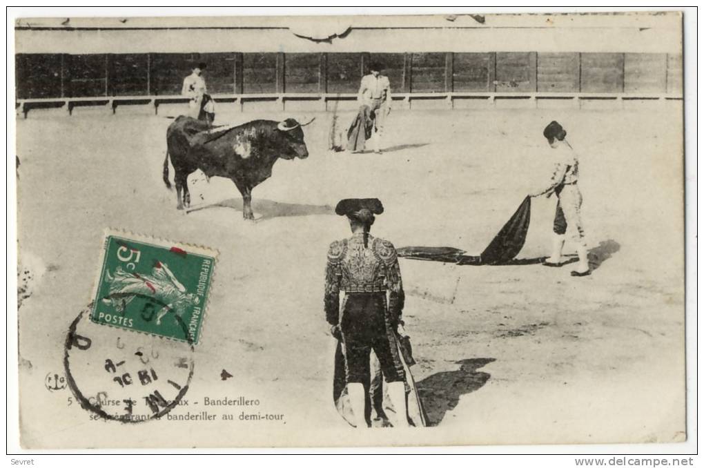 Série Course De Taureaux  F G. N° 5 - Banderillero Se Préparant à Banderiller Au Demi-tour - Corridas