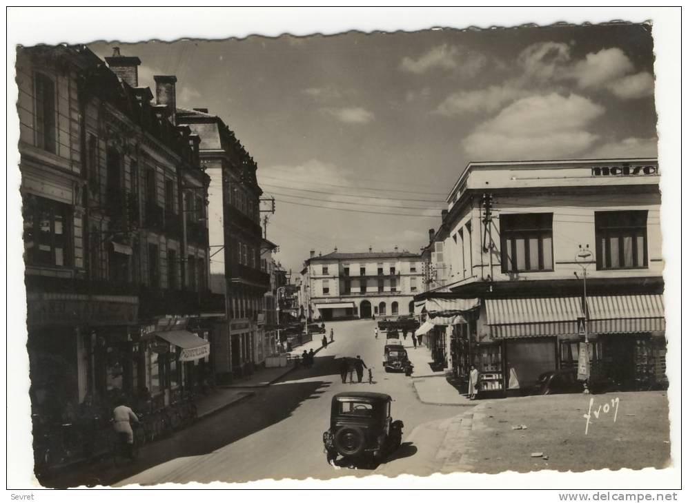 MONT DE MARSAN  - Rue Léon Gambetta , Vers L'Hôtel De Ville  -   CPM Dentelée. - Mont De Marsan