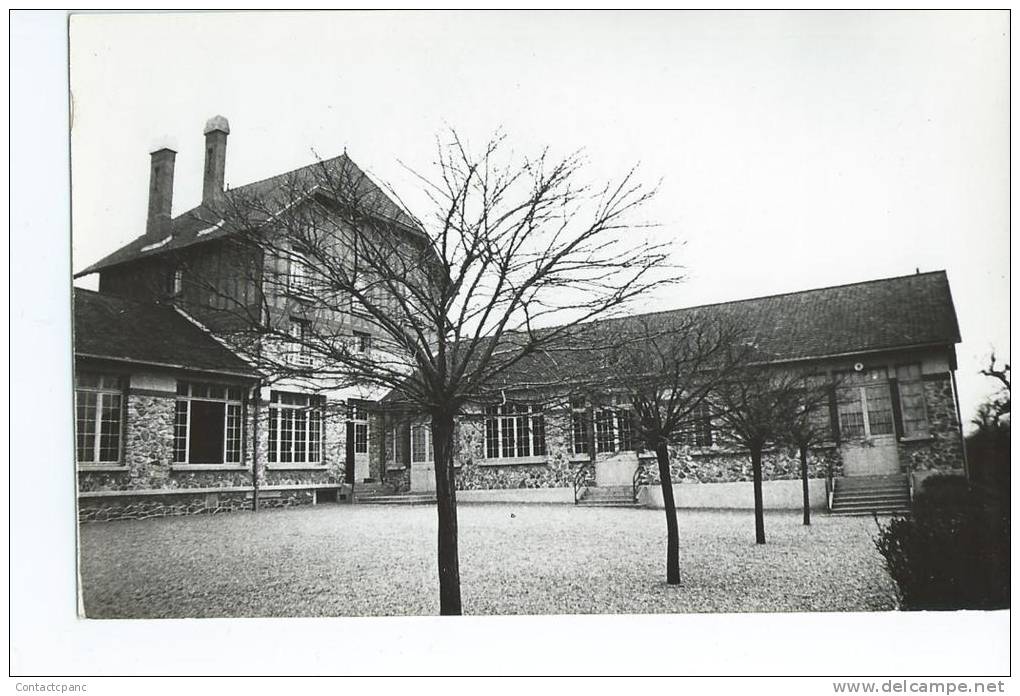 DAMPMART  ( 77 ) -  Ecole De Garçons , Vue Sur La Cour  " Le Préau " ( C.P.S.M.  , Pt  -  Ft  ) - Autres & Non Classés