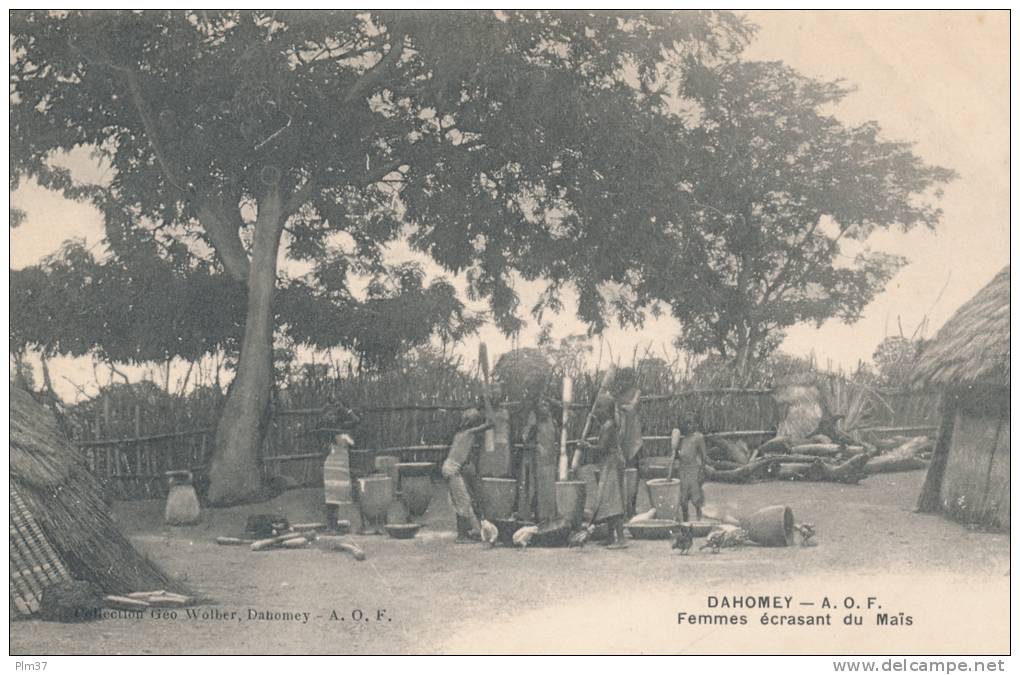 DAHOMEY - Femmes écrasant Du Mais - Dahomey