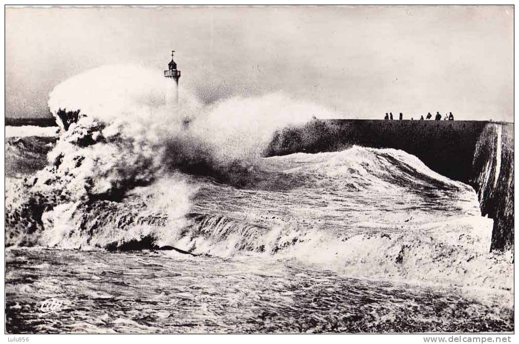 CPSM 14 X 9 * * LES SABLES D'OLONNE * *  La Jetée Un Jour De Tempête - Sables D'Olonne