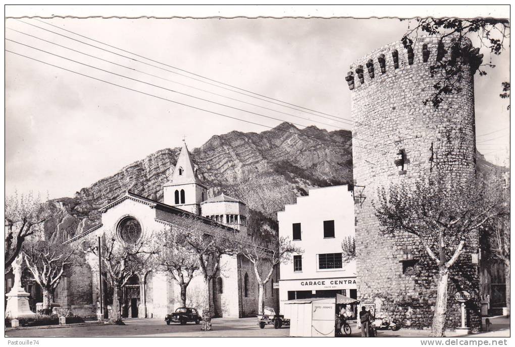 T  25  -  SISTERON  ( B-A.)  Alt.  482 M.  -  La  Cathédrale  Et  Une  Vieille  Tour - Sisteron