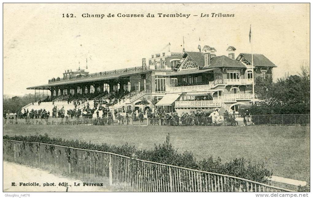 CHAMP DE COURSES DE TREMBLAY...LES TRIBUNES.....CPA ANIMEE - Reitsport