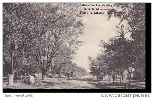 Wisconsin Fort Atkinson Milwaukee Ave Showing D.A.R. Monument Albertype - Autres & Non Classés