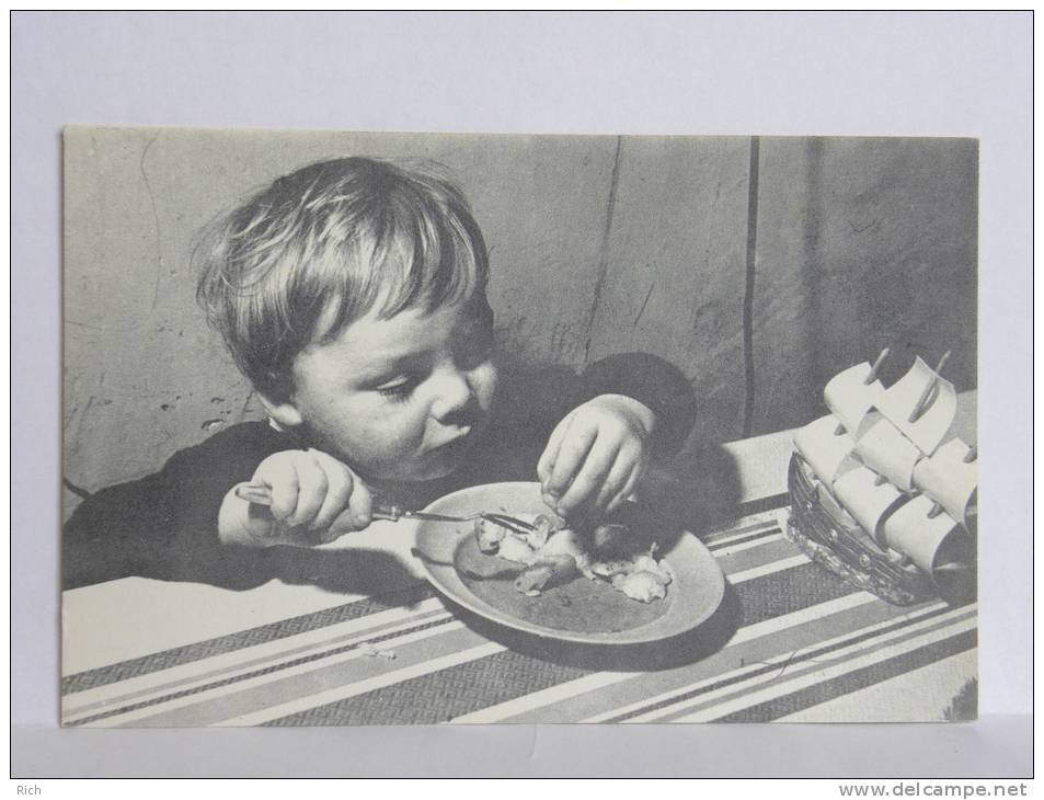 CPA - Campagne Pour La Sauvegarde De L'enfance Et Le L'adolescente - 2 Bien Se Nourrir... Pour Affronter Le Grand  Voyag - Collections, Lots & Séries