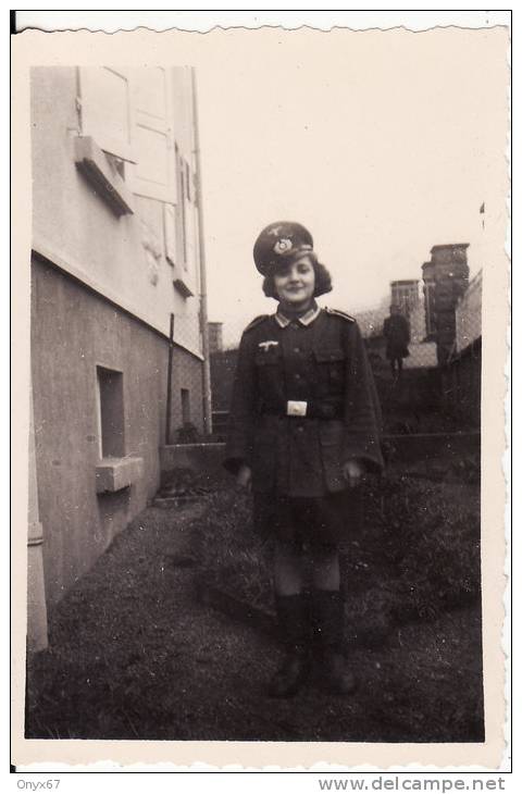 PHOTO 90 X 60mm -Femme En Militaire  Allemand 2ème Guerre 1939-1945 - - Uniformes