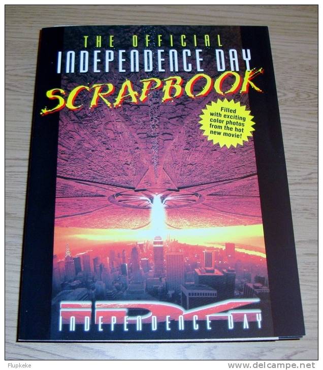 The Official Independence Day Scrapbook Filled With Exciting Color Photos Parachute Press 1996 Roland Emmerich - Cine