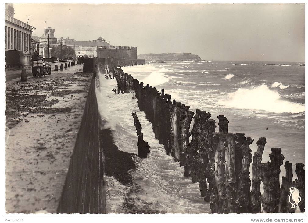 SAINT MALO - Le Sillon Par Gros Temps, Dans Le Fond, Le Chateau Et Le GrandBey - 38 - - Saint Malo