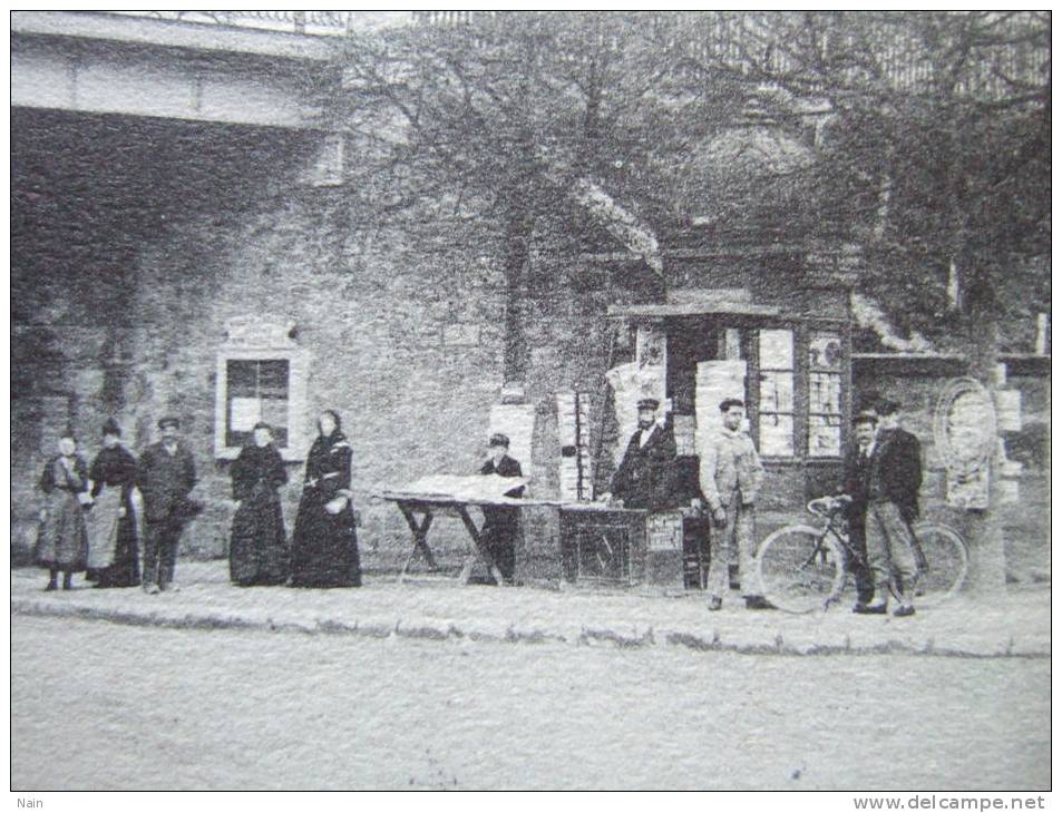 77 - CHELLES - PONT DU CHEMIN DE FER ET BOULEVARD DE LA GARE - VENDEUR DE CARTES POSTALES - - Chelles