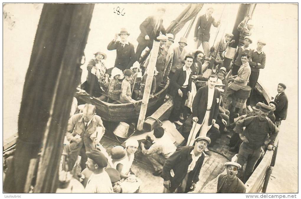 CARTE PHOTO GROUPE DE PERSONNES SUR UN BATEAU ET SA CHALOUPE LIEU NON IDENTIFIE - Autres & Non Classés