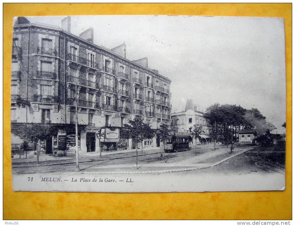 Cpa 77 MELUN Place De La Gare Train,TRAM Pub ,Pharmacie,Boucherie J.COLLET,Hotel TRAIN - Melun