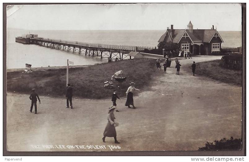 Hampshire  LEE ON THE SOLENT The Pier   RP  H72 - Autres & Non Classés