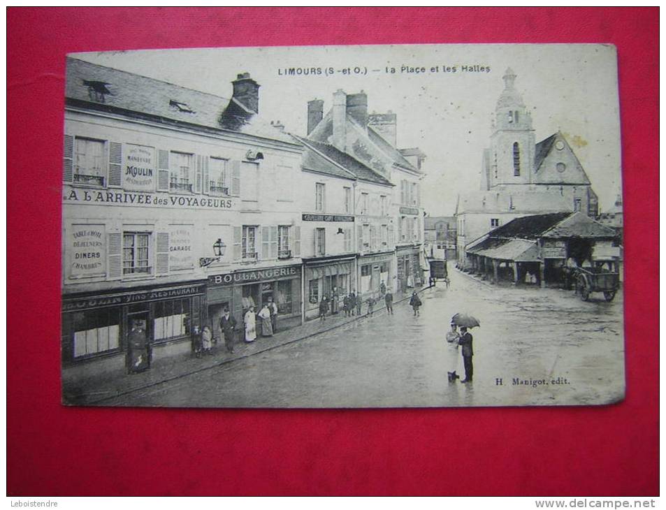 CPA  91 LIMOURS LA PLACE ET LES HALLES ANIMEE  ENSEIGNES BOULANGERIE  A L'ARRIVEE DES VOYAGEURS    VOYAGEE - Limours