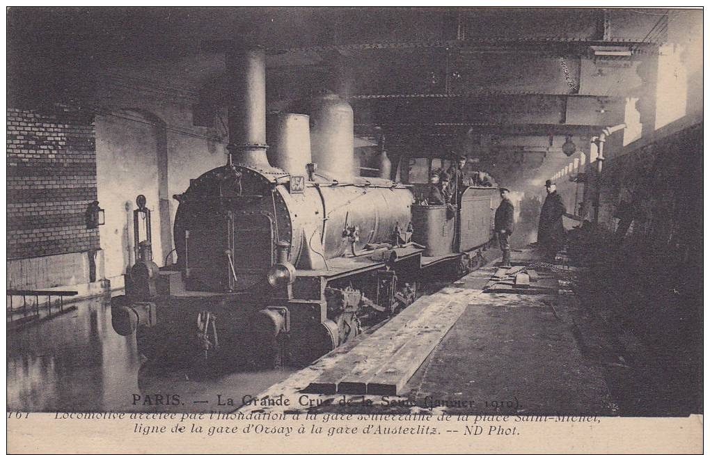 La Grande Crue Paris 1910 Locomotive Arretée Par Inondation à La Gare Souterraine De La Place Saint Michel ..... - Stations - Met Treinen