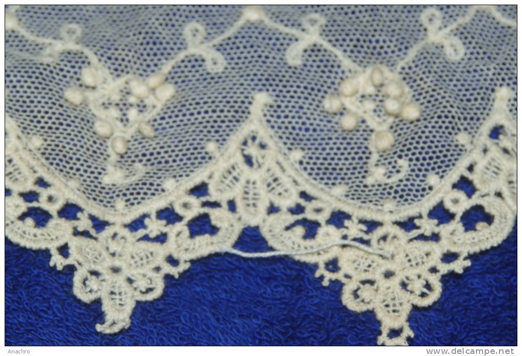 DENTELLE BRODERIE Anciennes 2 Pièces SPLENDIDE TRAVAIL TULLE Et POMPONS En Relief - Laces & Cloth