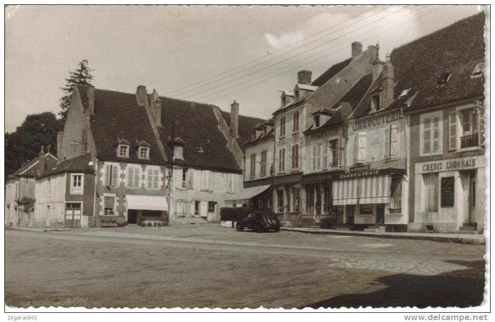 CPSM VARZY (Nièvre) - Place Du Marché - Altri & Non Classificati