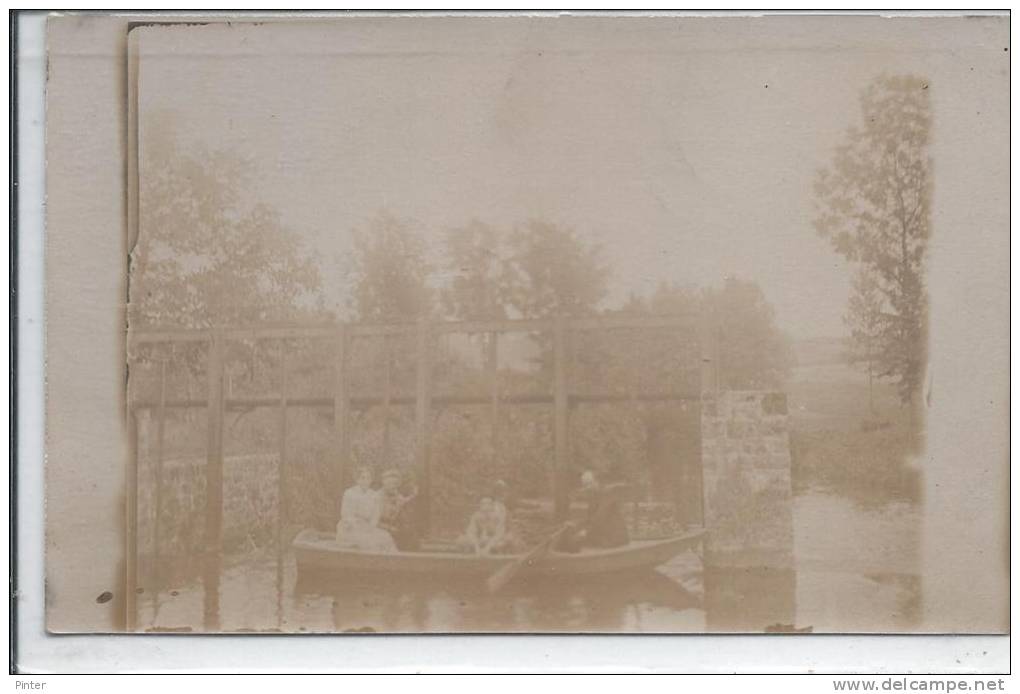 Groupe De Personnes Dans Une Barque - CARTE PHOTO - Hommes