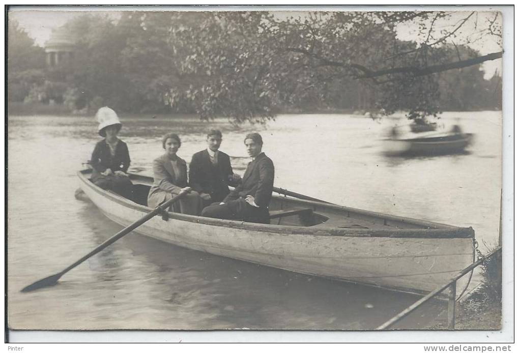 Groupe De Personnes Dans Une Barque  - CARTE PHOTO - Hommes