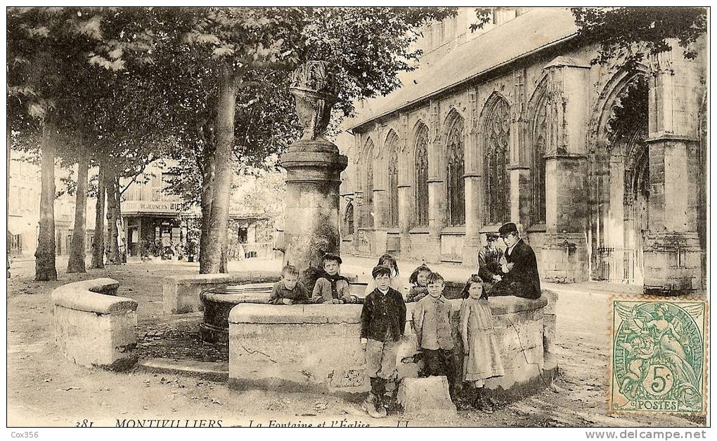 CPA  76 MONTIVILLIERS La Fontaine Et L'Eglise , Groupe D'Enfants - Montivilliers