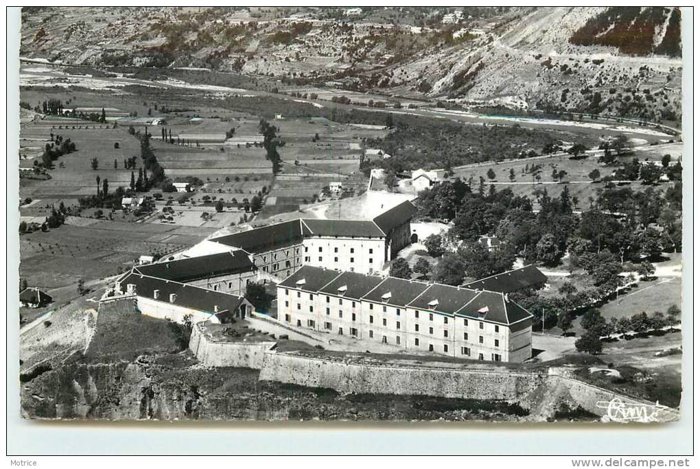 MONT DAUPHIN  - La Caserne Binot.vue Aérienne. - Andere & Zonder Classificatie