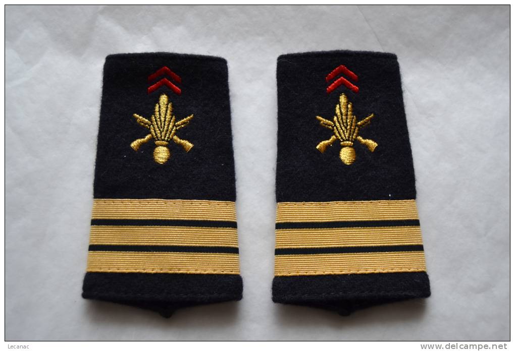 PAIRE FOURREAUX D'EPAULES CAPITAINE INFANTERIE - Uniform