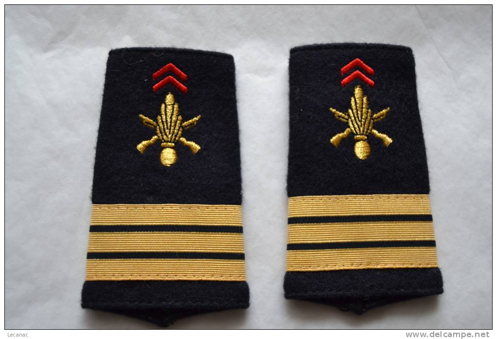 PAIRE FOURREAUX D'EPAULES CAPITAINE INFANTERIE - Uniformes