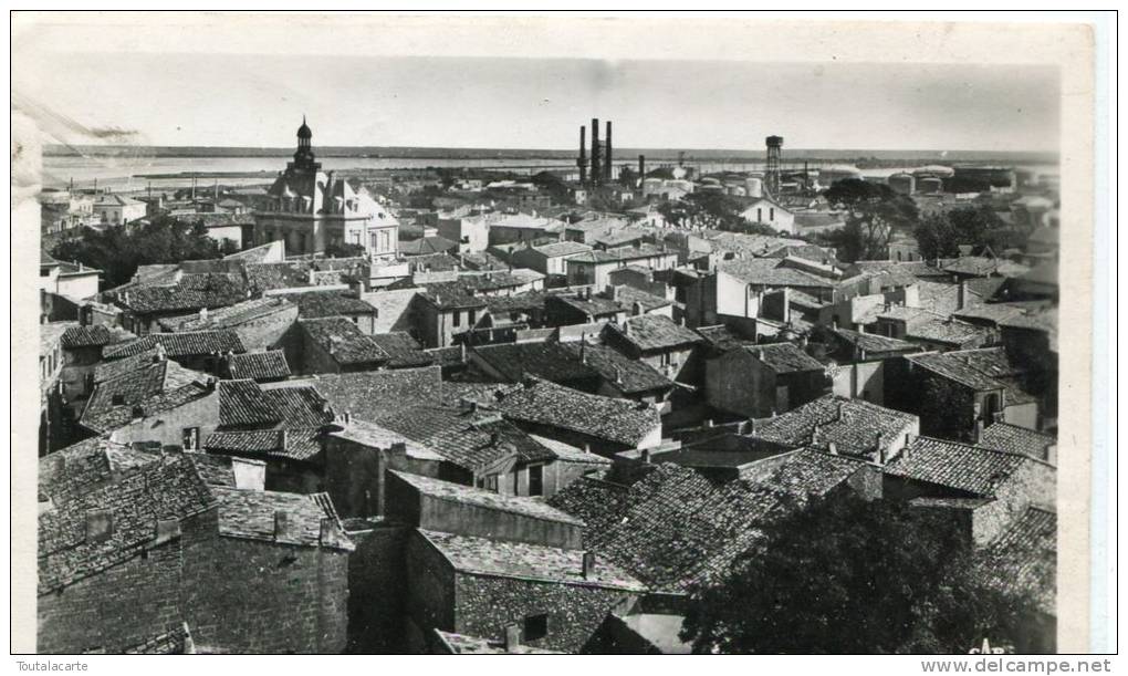 CPSM 34 FRONTIGNAN VUE GÉNÉRALE VERS LA MAIRIE ET LES RAFFINERIES 1950 - Frontignan