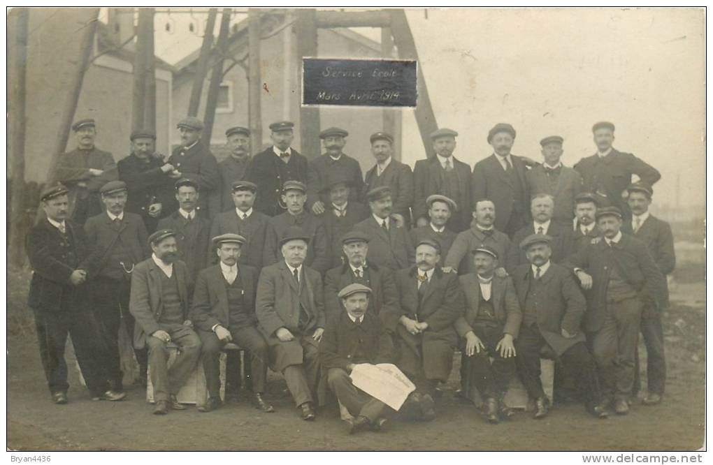 Carte Photo - Groupe - Panneau "Service Ecole Mars Avril 1914" -Panneau Ou Journal .... -à Localiser- (voir 2 Scans) - Da Identificare