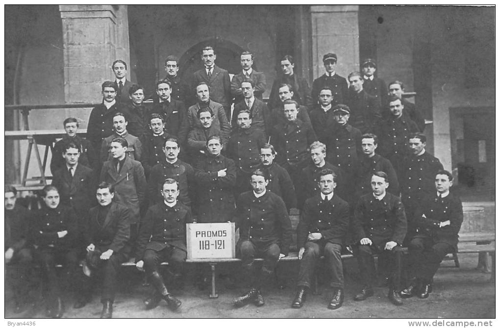 Carte Photo - Groupe - "Promos 118 - 121"- Beau Plan Devant Bâtiment - à Localiser- (voir 2 Scans) - To Identify