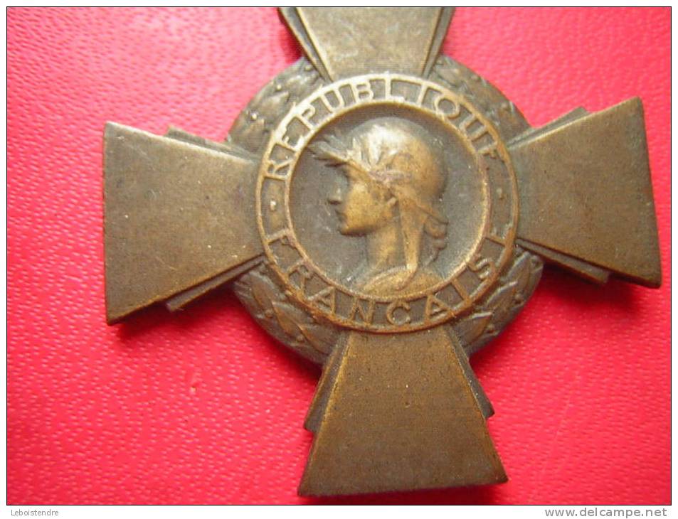 MEDAILLE MILITAIRE / MILITARIA   BRONZE 18 GRAMMES  REPUBLIQUE FRANCAISE  CROIX DU COMBATTANT - Francia