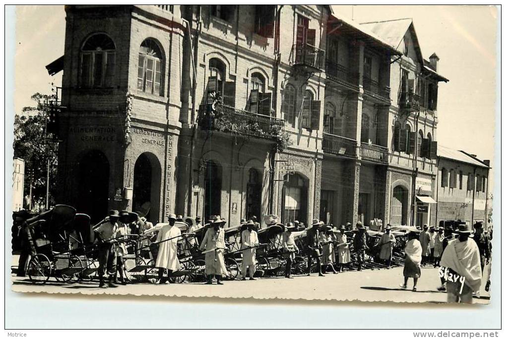 TANANARIVE  - Une Station De Pousse-pousse. - Madagascar