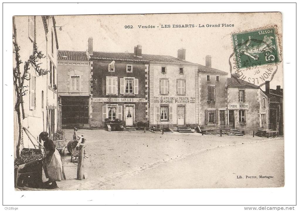 CPA - 85 - Vendée : Les Essarts - La Grand Place : Femme -  Café , Boulangeri E , épicerie -  Tampon Convoyeur -  - Rare - Les Essarts