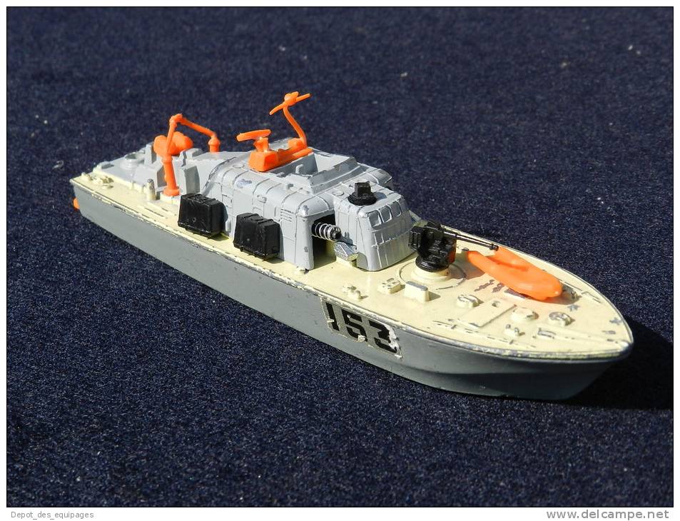 RARE : MOTOR PATROL BOAT 675 - DINKY TOYS -  MADE IN ENGLAND,   à voir ......
