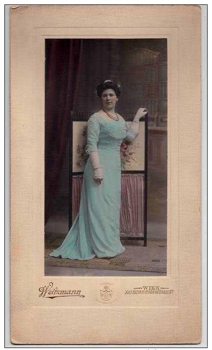 Bezaubernde Dame, Coloriert, Wien-Weitzmann, Foto 19,9 X 10,4 Cm, Karton 28,6 X 16,2 Cm - Anonyme Personen