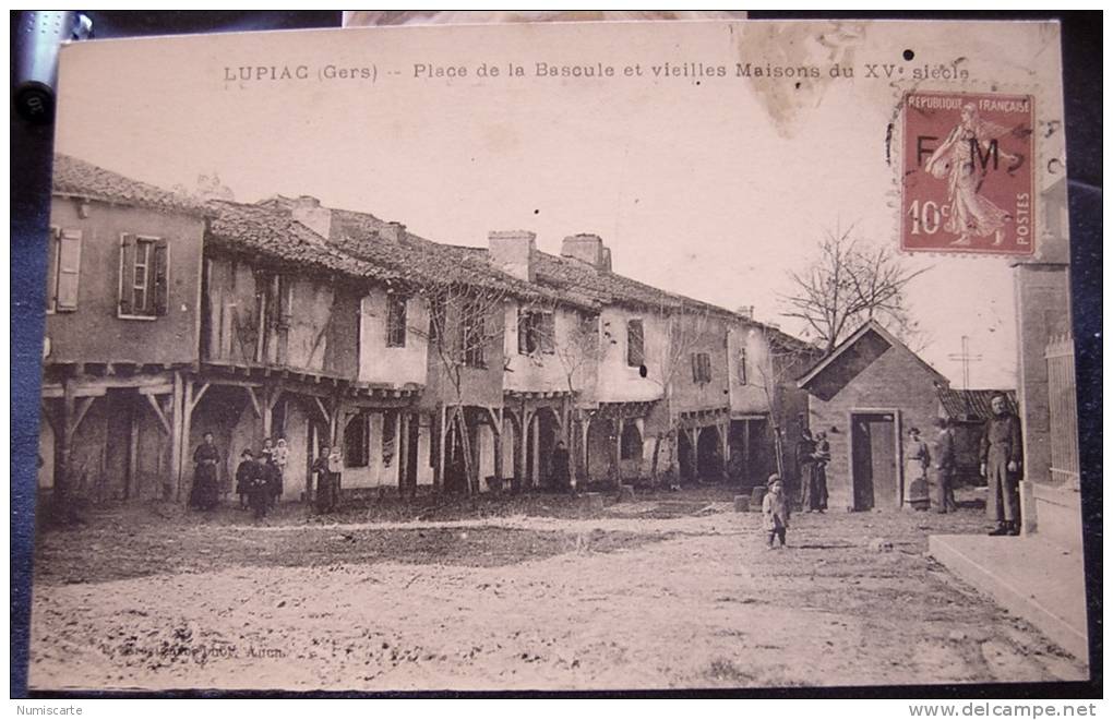 Cpa LUPIAC 32 Place De La Bascule Et Vieilles Maisons Du XVe Siècle - Autres & Non Classés