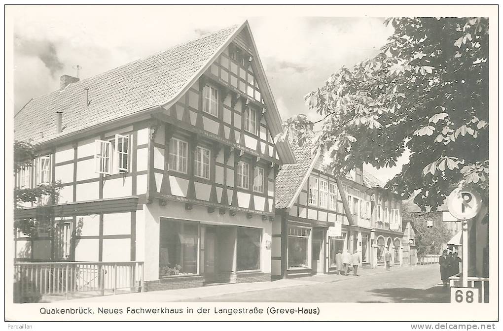 ALLEMAGNE.  QUAKENBRÜCK.  NEUES FACHWERKHAUS IN DER LANGESTRASSE (GRAVE-HAUS).  GROS PLAN.  ANIMATION. - Quakenbrueck