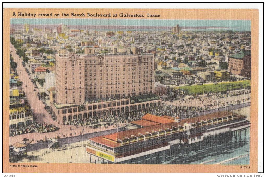 C1920 A HOLIDAY CROWD ON THE BEACH BOULEVARD AT GALVESTON - Galveston