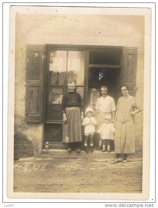 Photo De Famille   9 Cm X  12 Cm   Devant Maison - Lieux