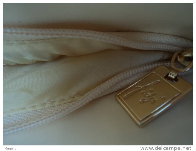 GUY LAROCHE " FIDJI" SAC JAUNE SIGLE A L'INTERIEUR & SUR  FERMETURE ECLAIR VOIR & LIRE !! - Miniatures Femmes (sans Boite)