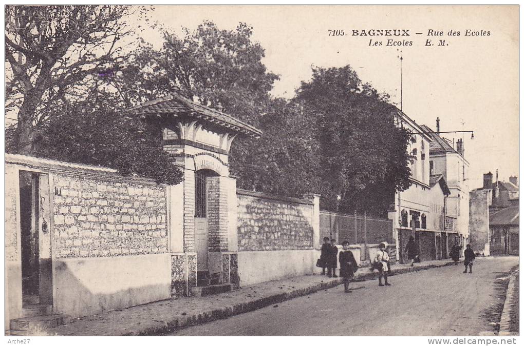 CPA - 92 - BAGNEUX - Rue Des écoles - Les écoles - 7105 - RARE !!!!! - Bagneux