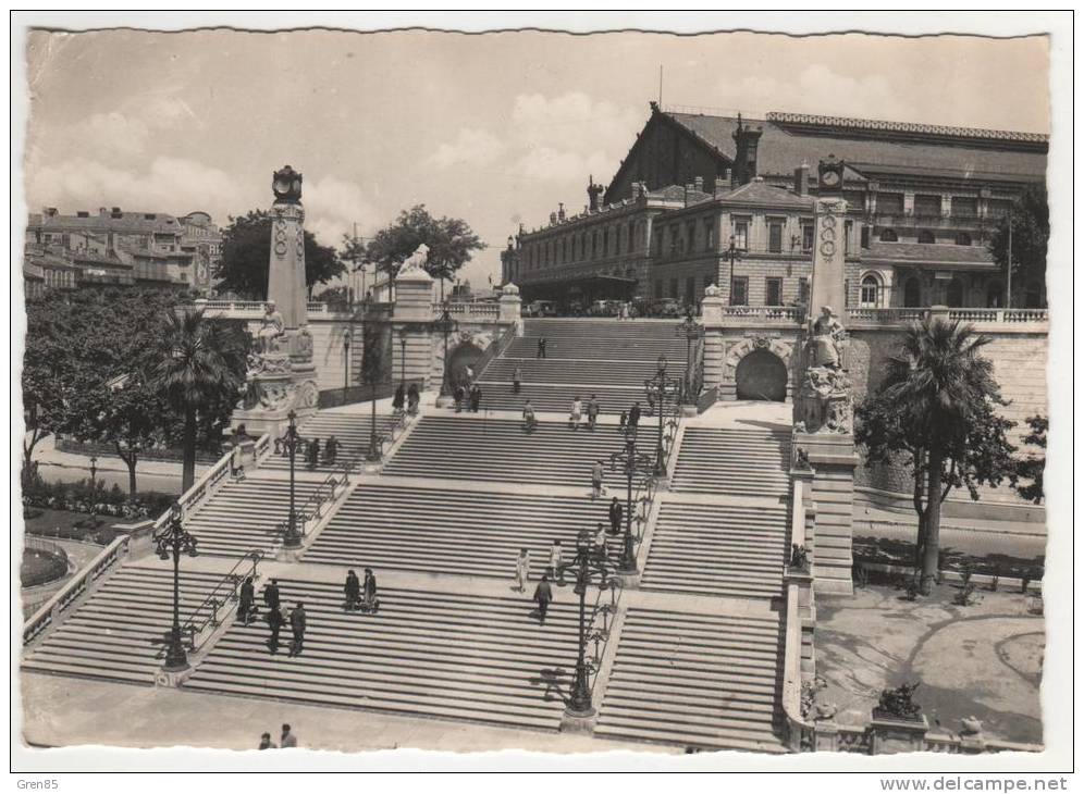 CPSM MARSEILLE, ESCALIER MONUMENTAL ET GARE SAINT CHARLES, BOUCHES DU RHONE 13 - Quartier De La Gare, Belle De Mai, Plombières