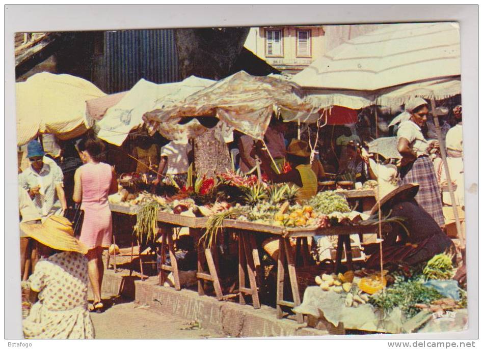 CPM FORT DE FRANCE SCENE DE MARCHE En 1980!! - Fort De France